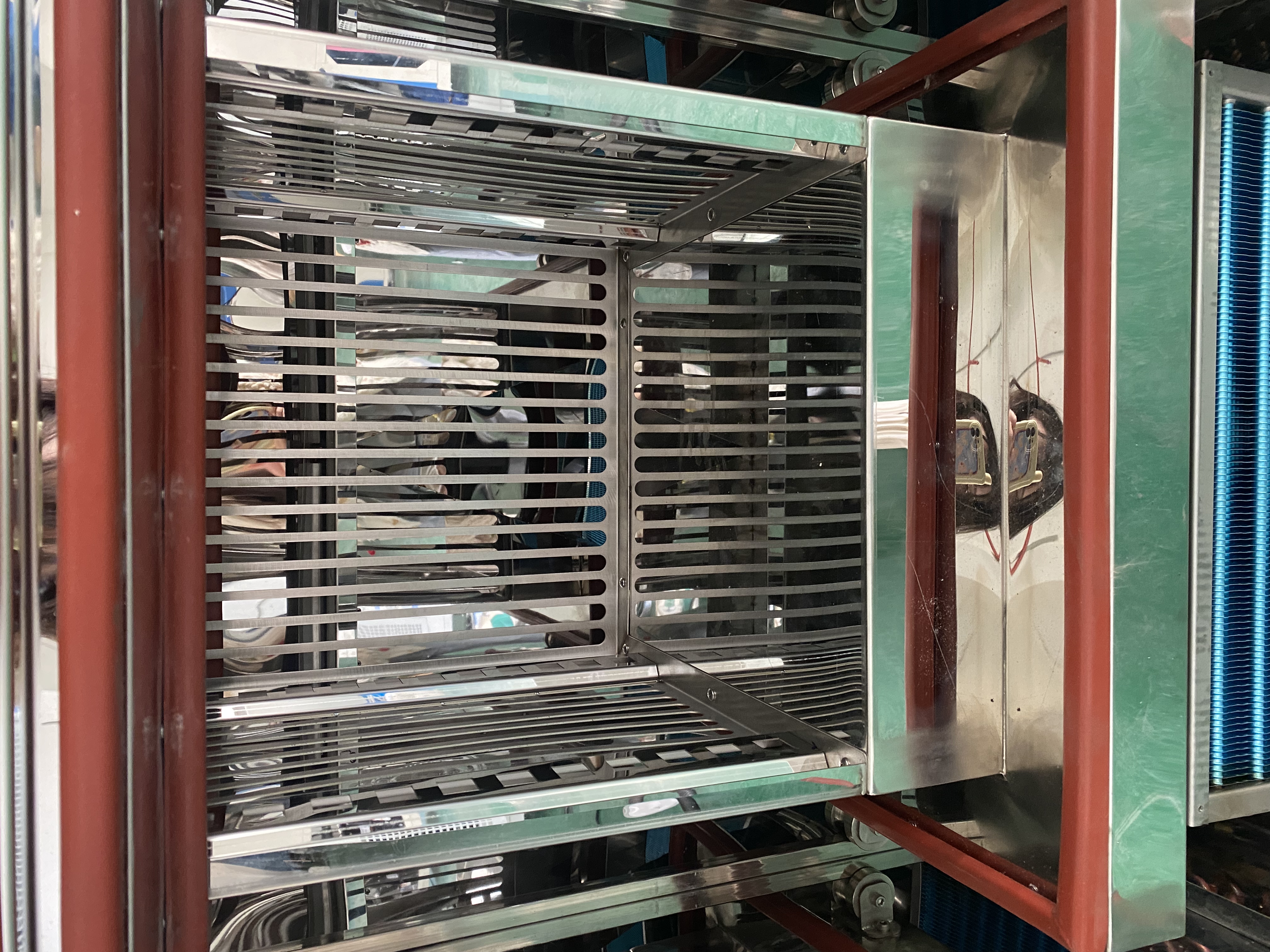 兩箱冷熱沖擊試驗(yàn)箱提籃部分示意圖

